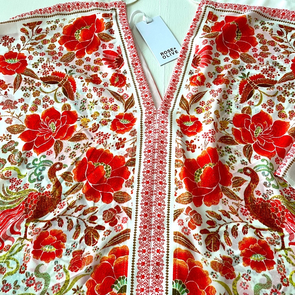 🌹Rose and Olive gorgeous floral print blouse! This piece will get compliments!